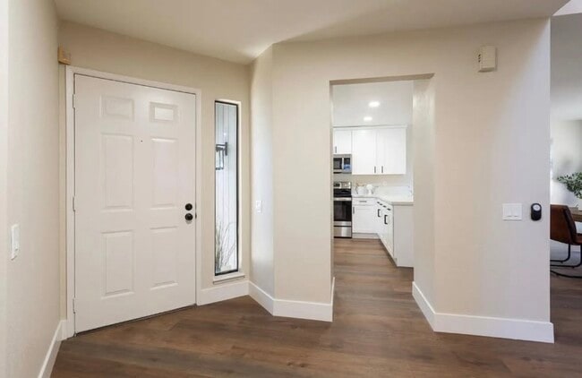 Building Photo - 211 River Run Cir