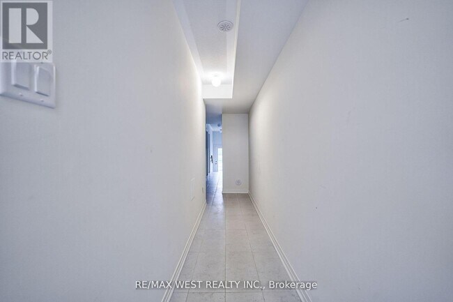 Building Photo - 1495 Green Rd