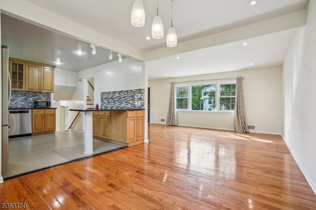 Building Photo - 20 Brookside Pl