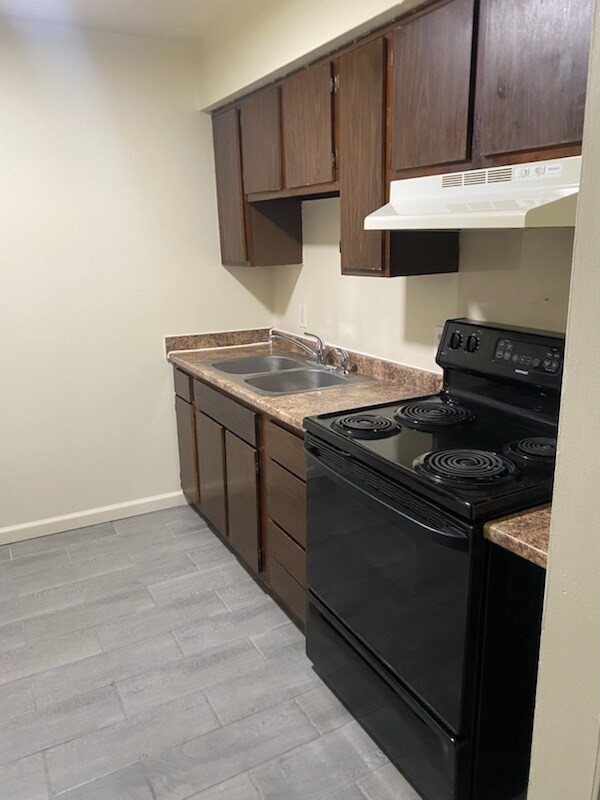 Estufa y fregadero de cocina - Oak Forest Apartments