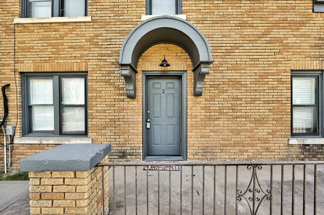 Building Photo - NE 14th St Quadplex