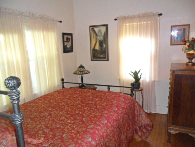 Building Photo - Wonderful 445 College Avenue 3 bdrm 1 bath...