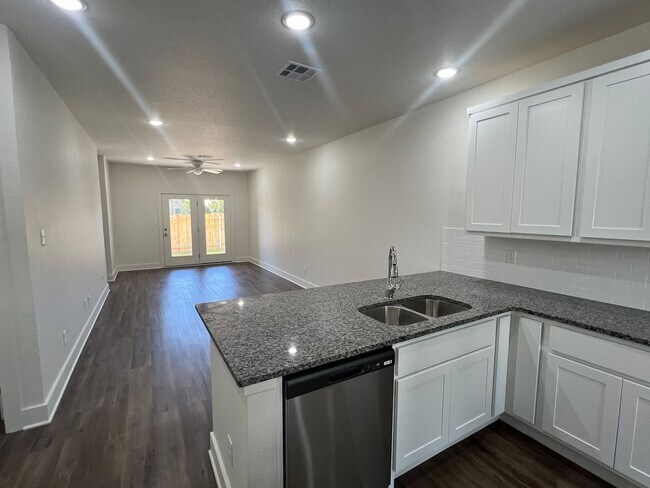 Foto del edificio - Call Green Oak Property Management to schedule your tour today!