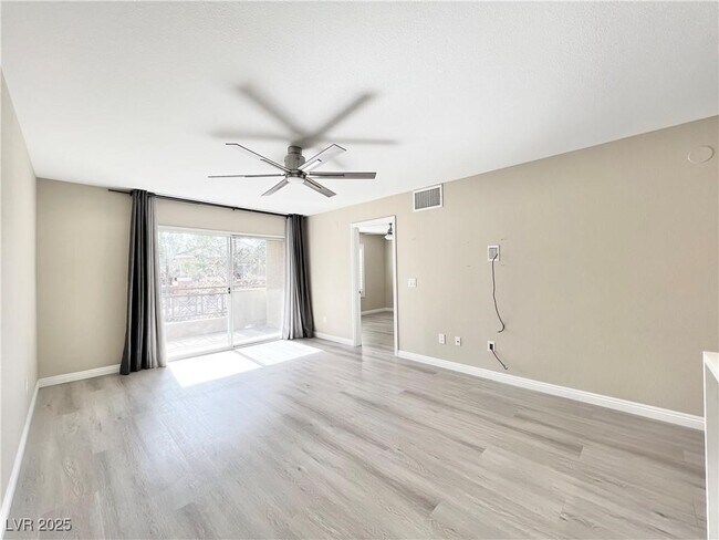 Foto del edificio - 8070 W Russell Rd