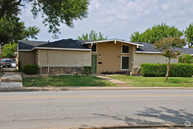 Building Photo - Crossway Apartments