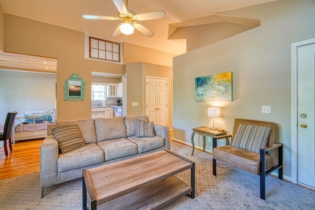 Building Photo - Adorable 2 BR, 2 BA Home - Greater North Main Area, Greenville