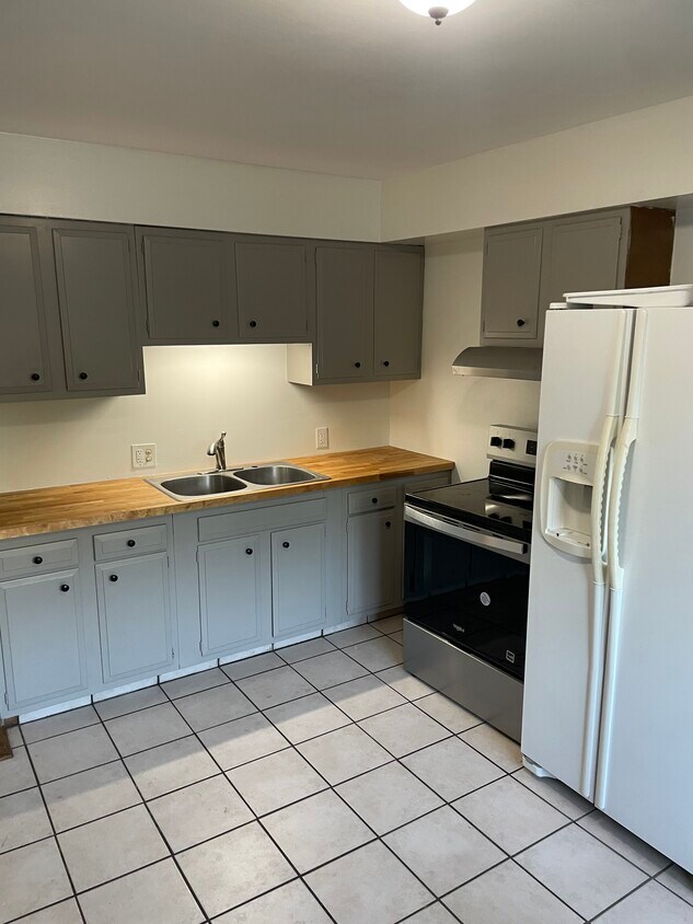 Primary Photo - 330 Diane St