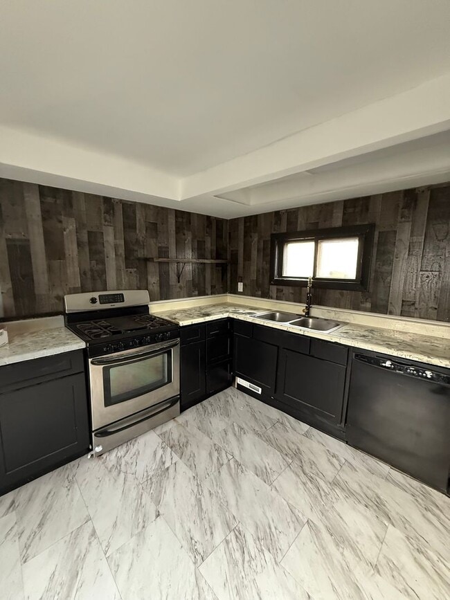 Building Photo - 3351 E 65th St