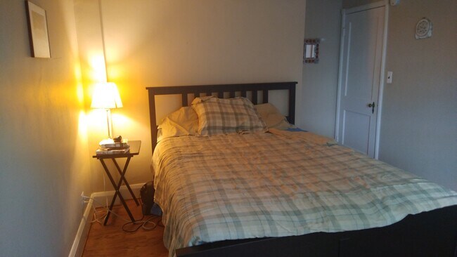 queen bedroom - 26 Murdock Rd