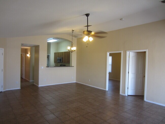 Foto del edificio - This 3 Bed. 2 Ba. Home Near the U of A, Downtown & I-10 Will Be Available Around April 1st
