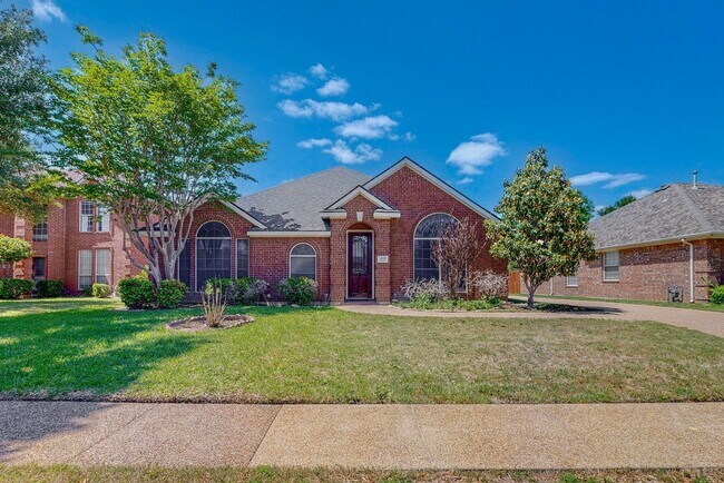 Building Photo - Available mid-June! 3-bedroom 2.5 bath Gra...