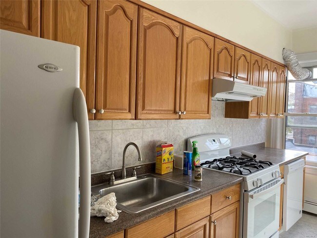 Foto del edificio - 64-44 83rd Pl