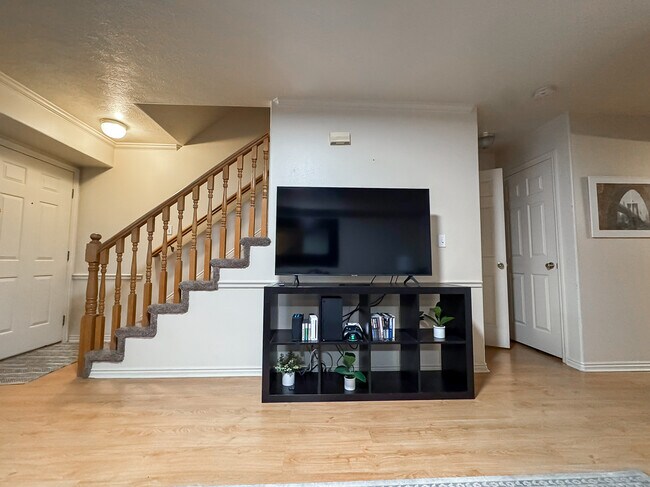 Building Photo - 582 N 500 E