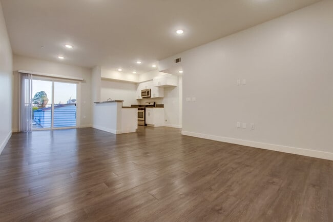 Building Photo - Glenoaks Villas at Sylmar