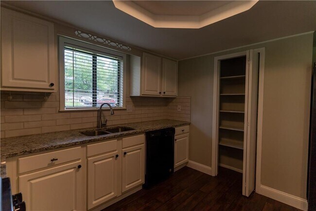 Building Photo - 2175 Surrey Ct