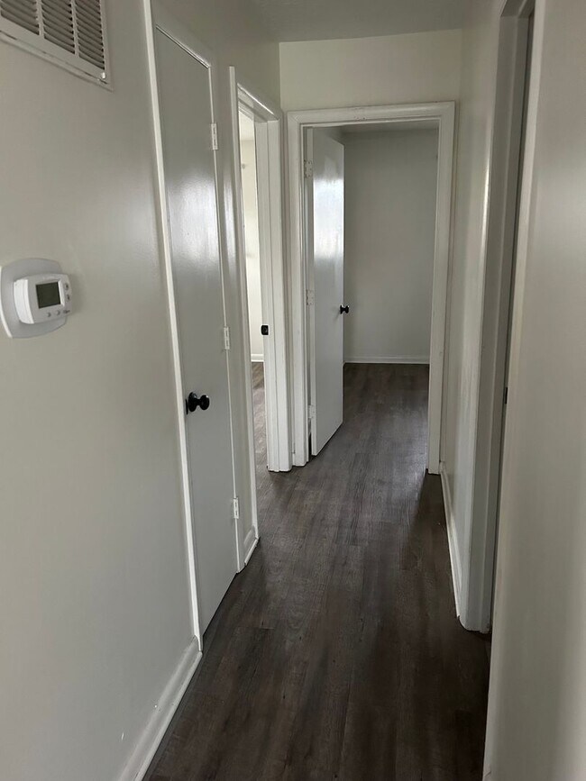 Foto del edificio - 7014-7016 N Manor Dr