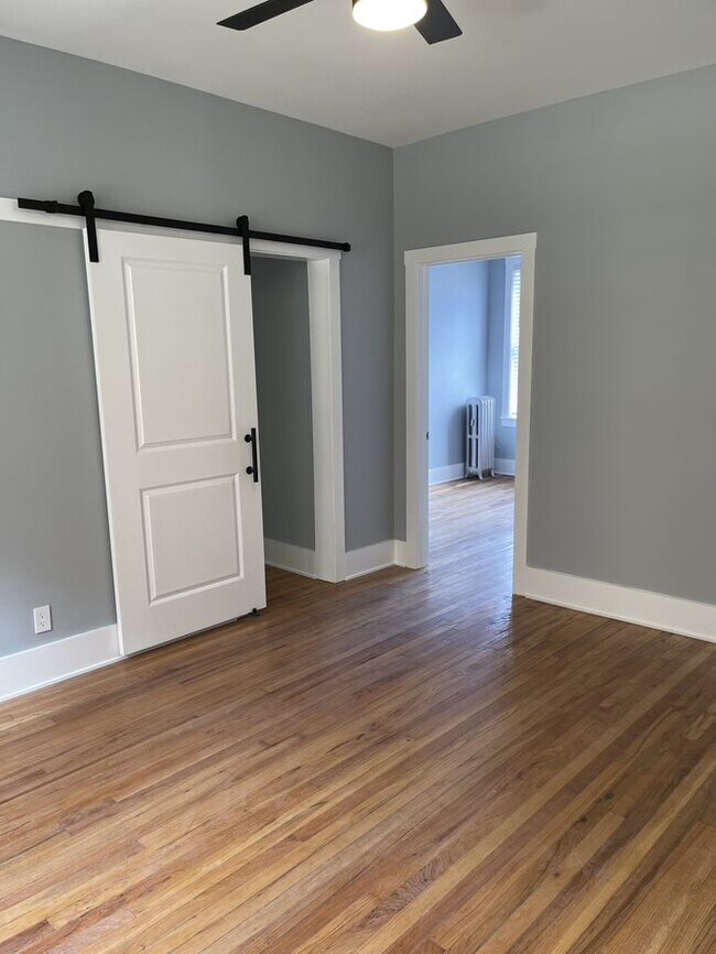 Building Photo - 1623 W Belmont Ave