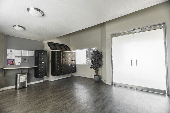 Foto del edificio - 6310 Sylmar Ave