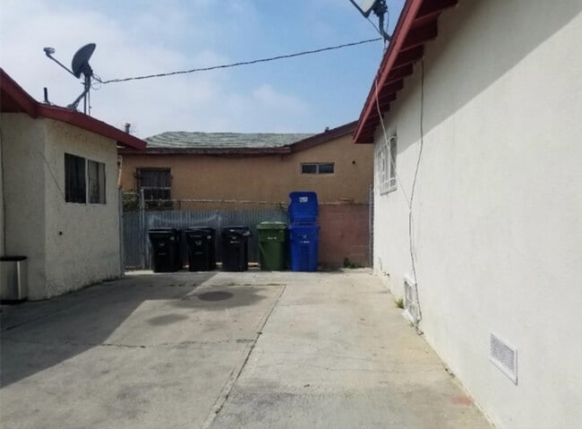 Building Photo - 634 W Colden Ave
