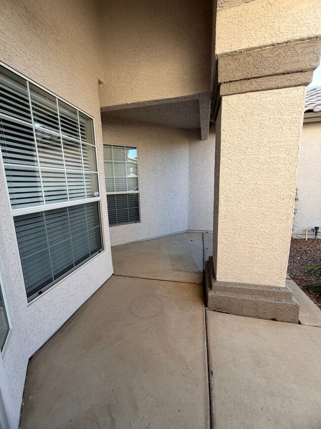 Building Photo - UPDATED BEAUTY IN GARDEN LAKES