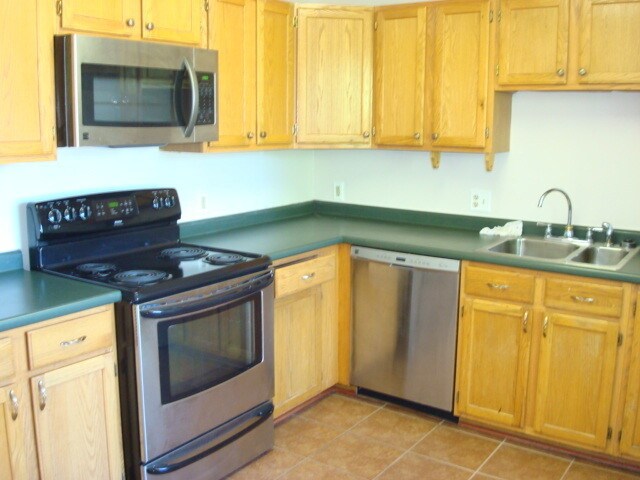 Foto del edificio - End Unit Townhouse Available Now
