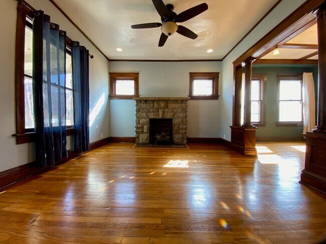 Building Photo - Beautiful 3 Bed 1 Bath Home in West Plaza!