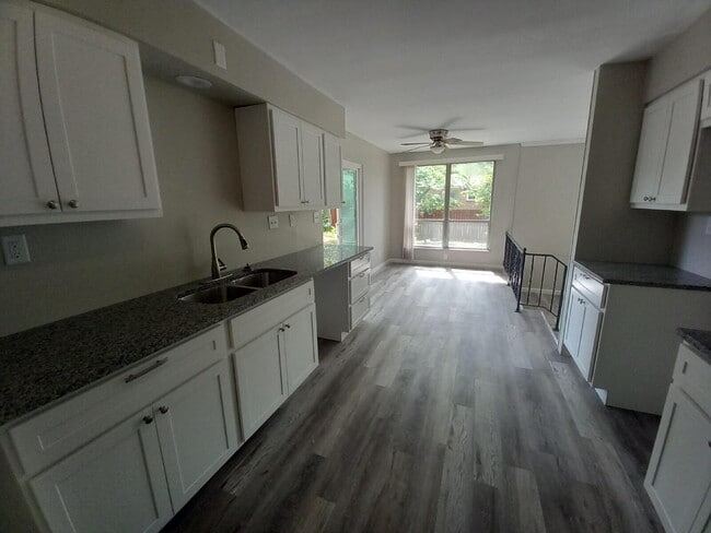Building Photo - 1315 Pinetree Ln