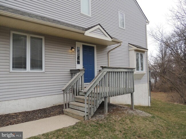 Foto del edificio - 404 Pinebrooke Cir