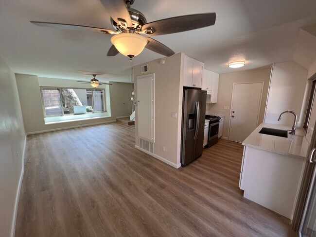 Foto del edificio - Gorgeous, Updated Todd Ranch Townhome