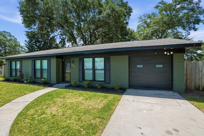 Foto del edificio - 703 Pineview Ct