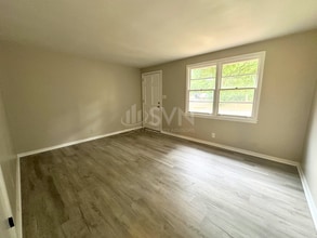 Building Photo - 1104 Garland Dr