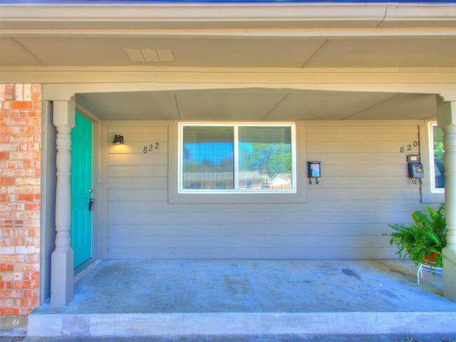 Building Photo - 822 Russell Cir