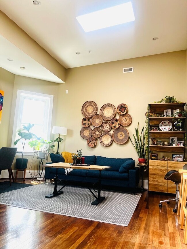 Foto del edificio - Columbia Heights Penthouse Condo | 1 Bed | 1 Bath | 600 Sf