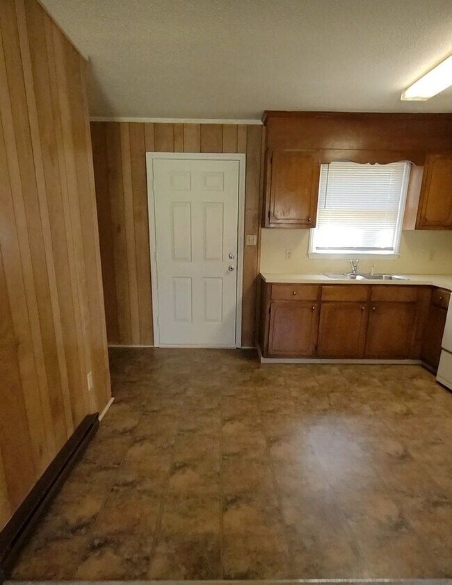 Foto del edificio - Available July 1st! 2 BR on Elmhurst!