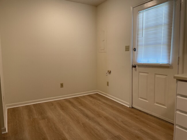 Kitchen Eating Area - 107 Grogan Cir