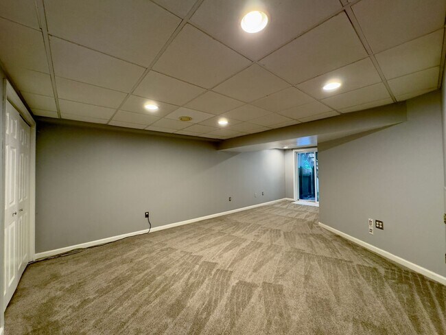 Foto del edificio - A Spacious 3-Bedroom / 2-Bathroom Apartmen...