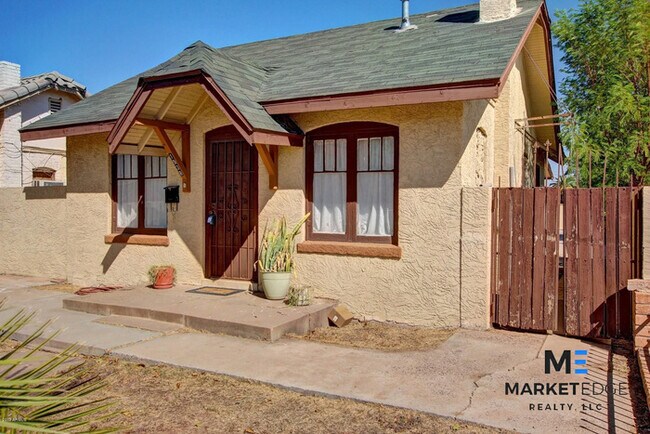 Foto del edificio - 2Bed/1Bath Home at 19th/Van Buren! Apply T...