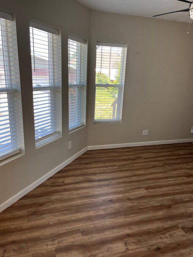 Building Photo - 3 Bedroom 2 Bath Home