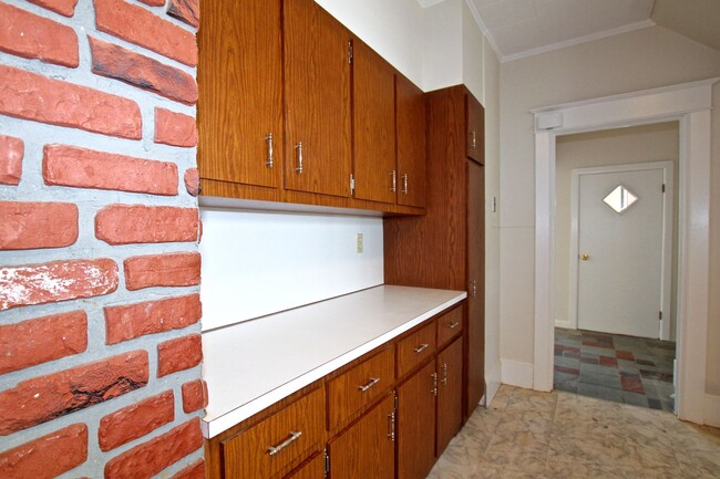 Building Photo - 302 Hasbrouck Ave