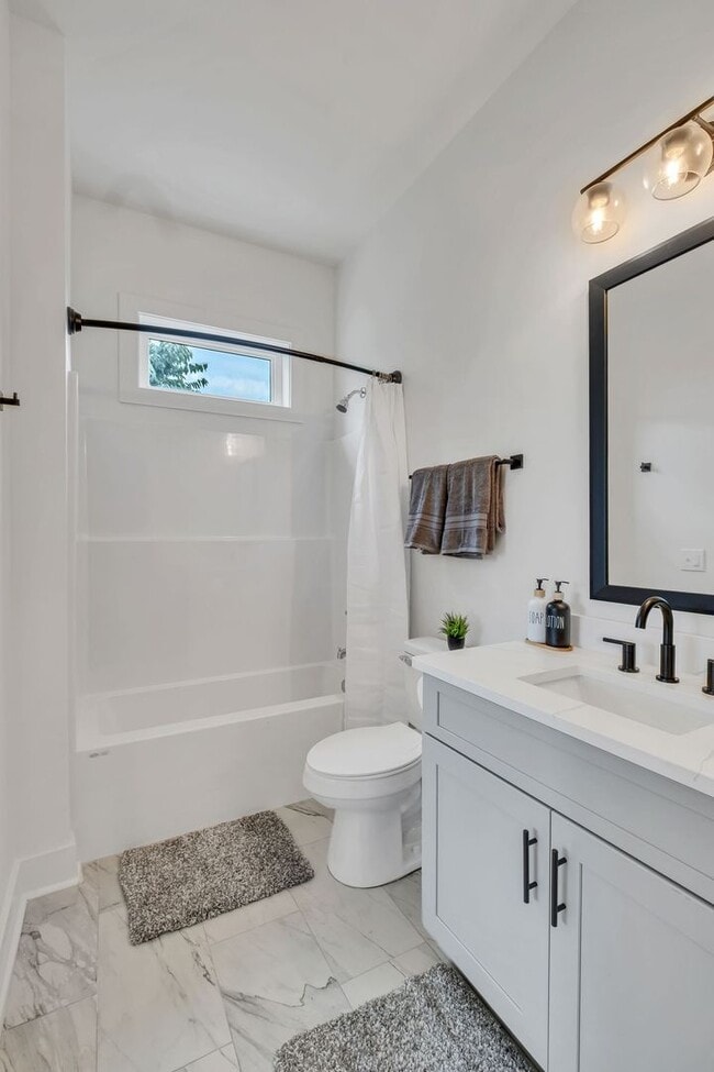 Foto del edificio - $1250 ALL-INCLUSIVE!! Stylish Co-Housing Minutes from DWTN!