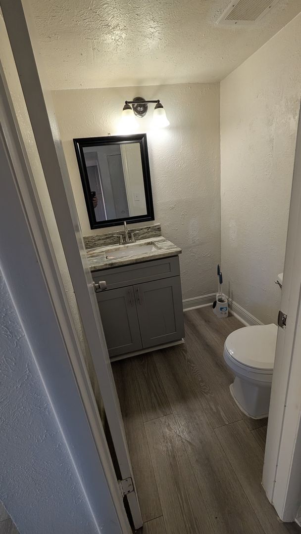 Foto del edificio - Two Bedrooms with terrace and fenced patio...