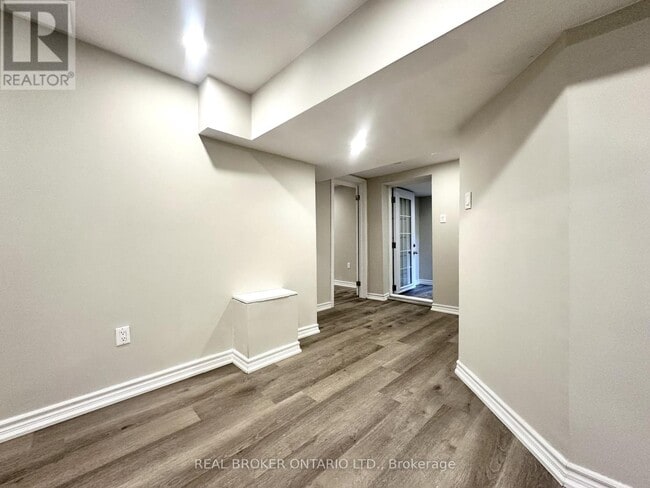 Building Photo - 60 Steepleview Crescent