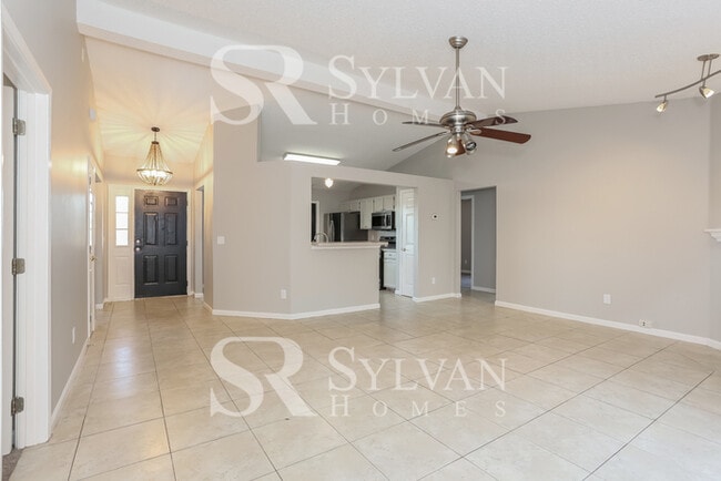 Building Photo - Feel welcome and comfortable in this charm...