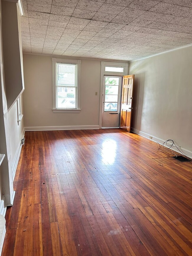 Building Photo - 3 bedroom, 1 bath, 2 story half double house