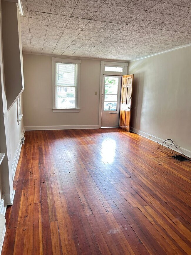 Foto del edificio - 3 bedroom, 1 bath, 2 story half double house