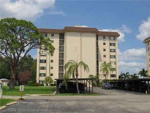 Building Photo - 121 Country Club Dr