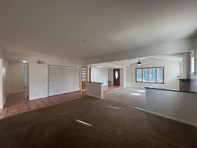 Building Photo - Nice 4B/2BA w/ Attached Garage & Fenced Yard