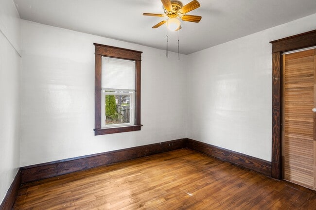 Building Photo - 615 E 3rd St