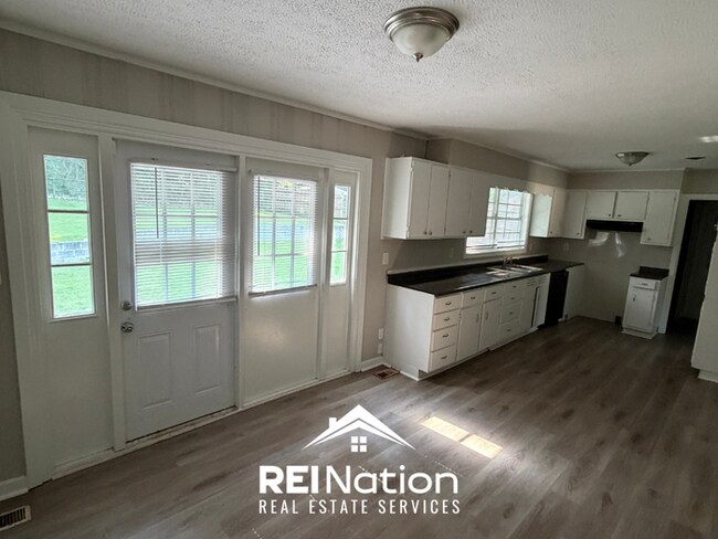 Foto del edificio - 3BR/2BA Center Point Rental with Hardwood Floors Throughout & Fenced Backyard