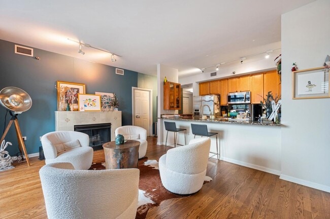 Foto del edificio - STUNNING 2BED/2BATH LARGE CORNER UNIT, GARAGE PARKING, HEAT, CABLE/INTERNET INCLUDED